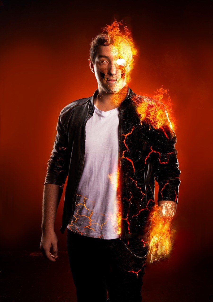 Retrato intervenido con fuego sobre fondo oscuro